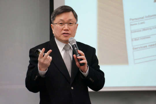 김현철 코리아프로라이프 대표가 지난 2일 안랩 판교사옥에서 '당신, 결혼면허 있습니까?'라는 주제로 안랩 임직원 대상 특강을 진행했다. 안랩 제공